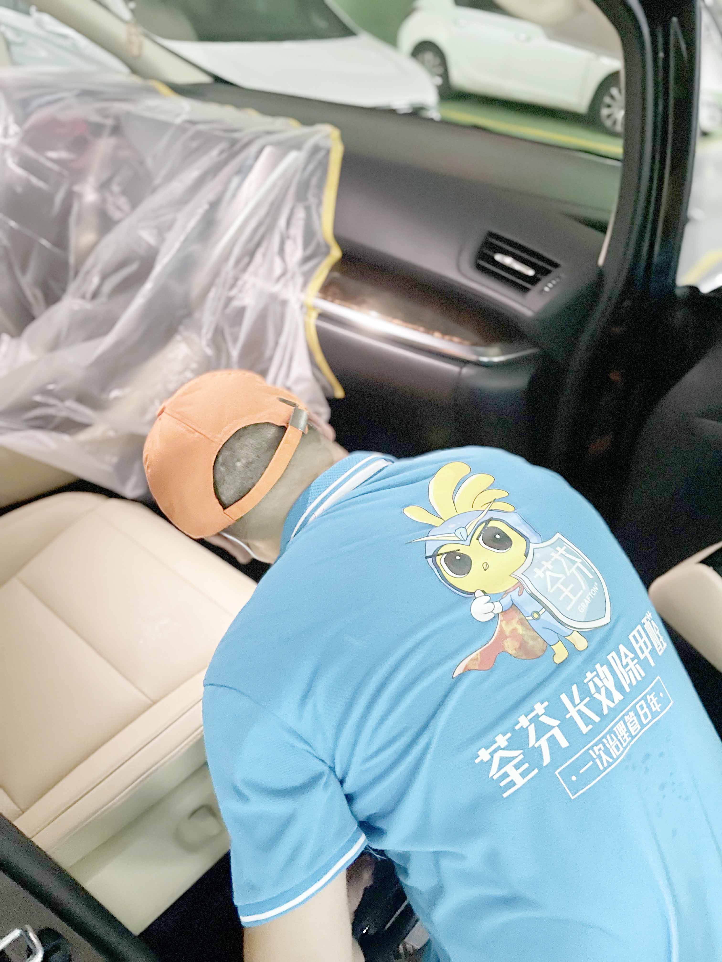 新車(chē)腳墊拆卸 新車(chē)腳墊拆卸
